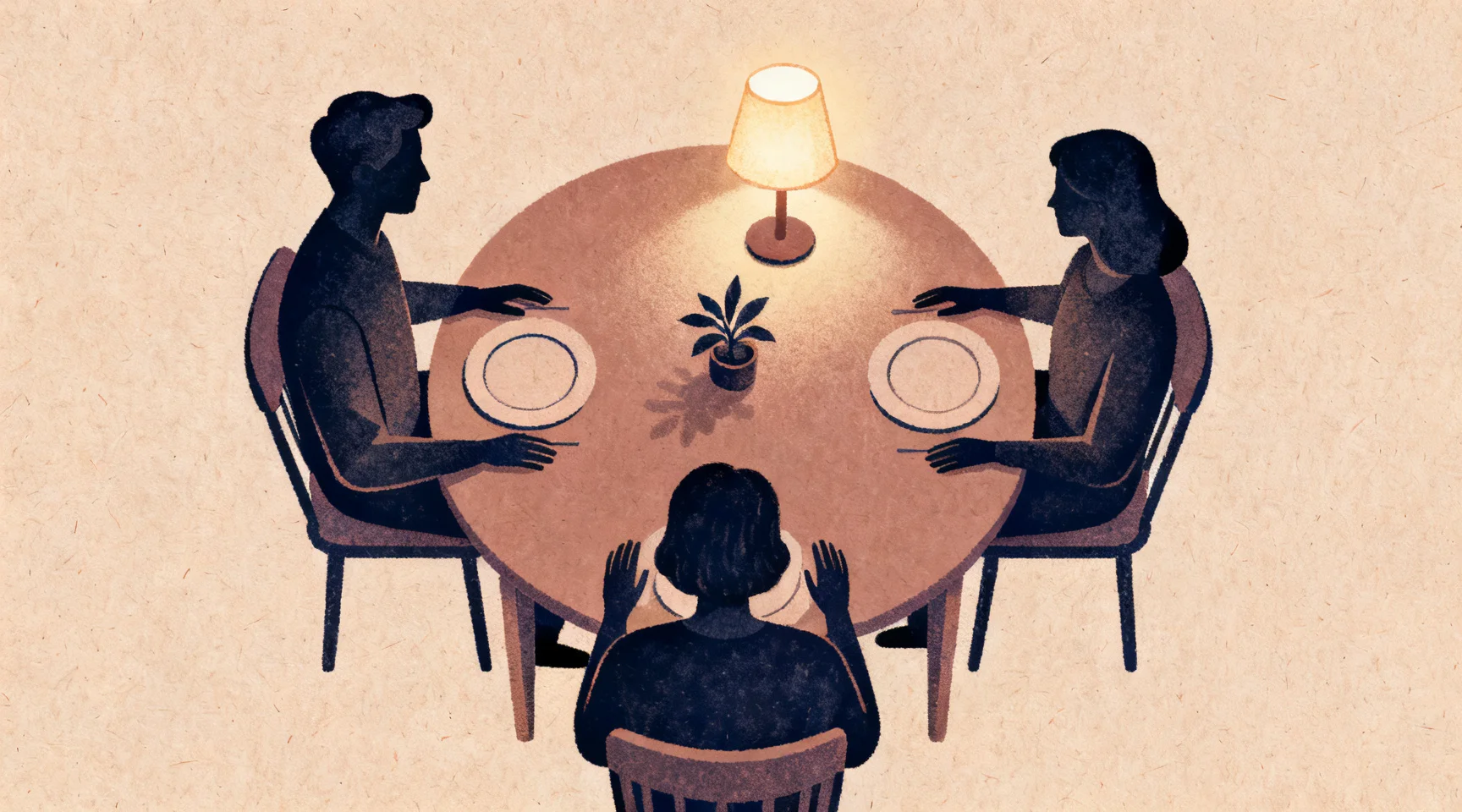 顶视角下照常开饭的圆形餐桌，桌上只有碗筷、小灯和绿植